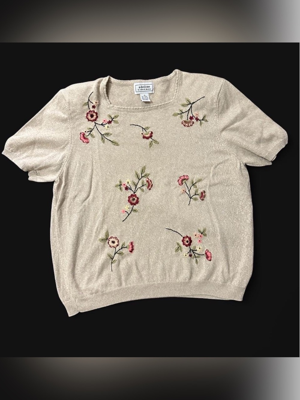 Short-Sleeve Embroidered Crewneck Sweater in Beige with Pink Floral